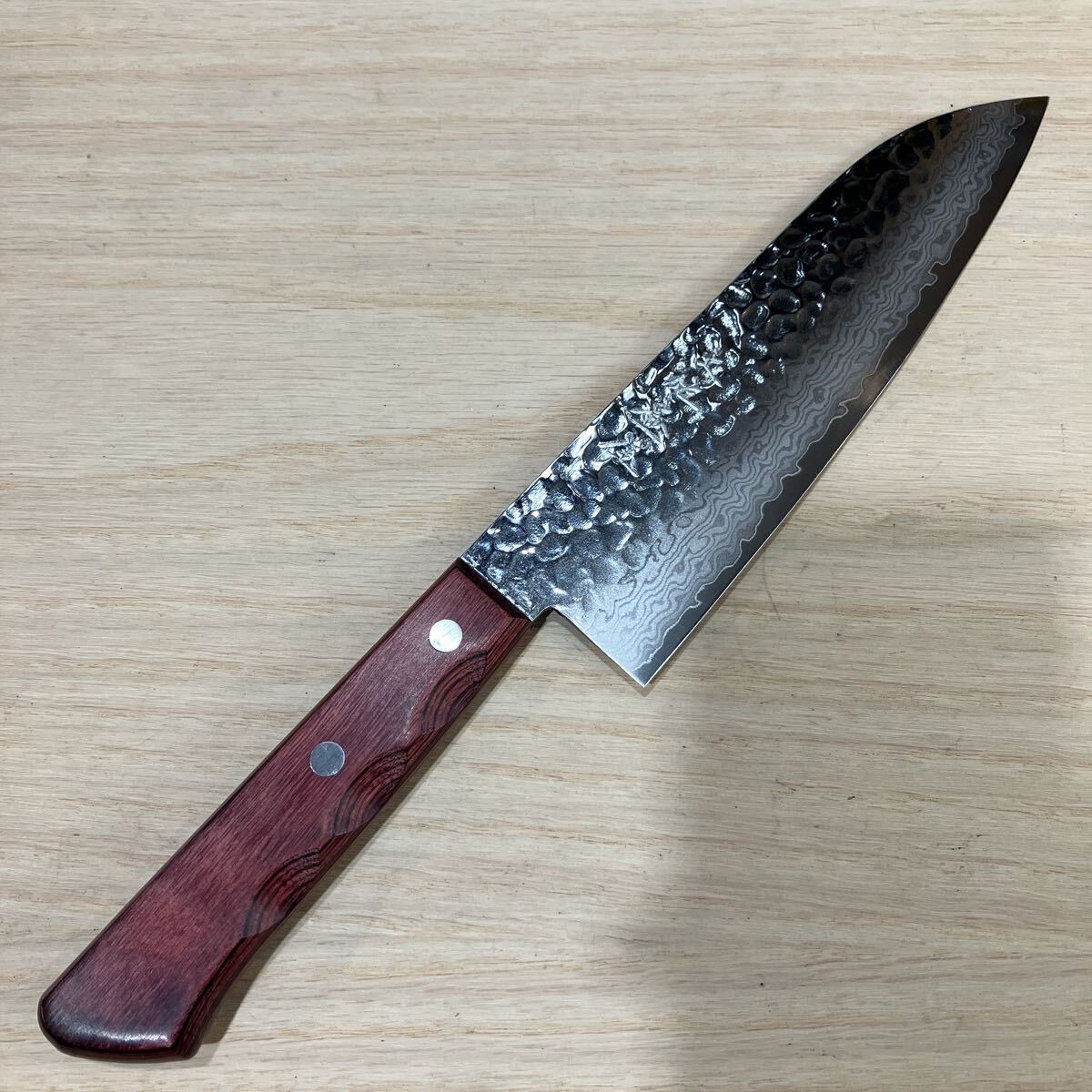 【未使用】 土佐打刃物 万能包丁 ダマスカス 17㎝ コバルト鋼 槌目 三徳包丁 両刃 洋包丁 包丁 土佐刃物 土佐包丁 三徳拍卖