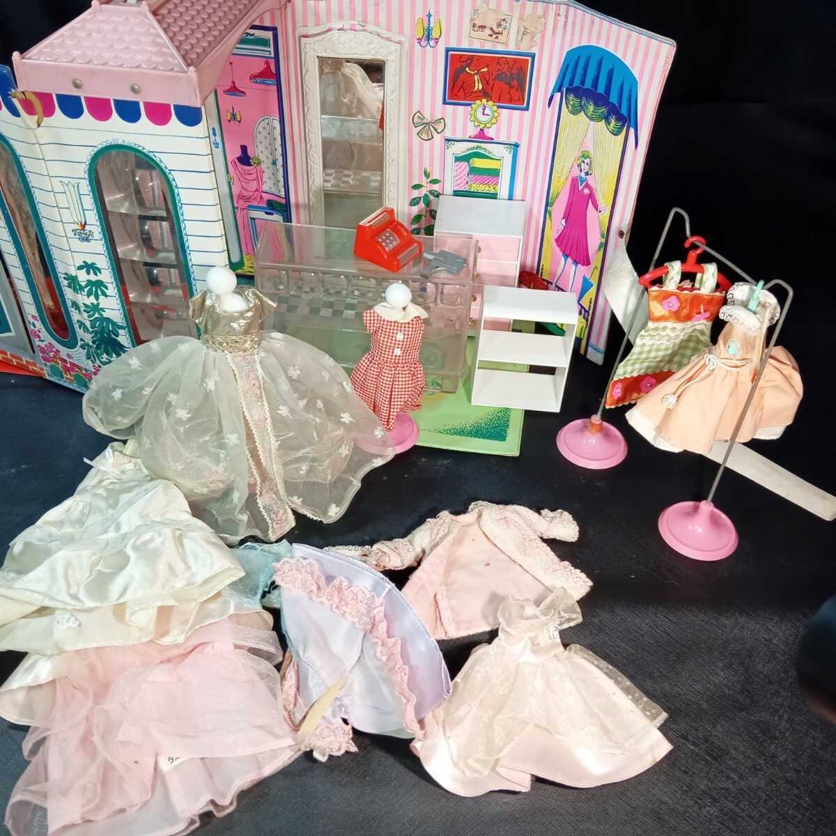 旧 タカラ リカちゃん 「ママの洋装店 」什器備品有 洋服 大量一括 ドールハウス 当時物 拍卖