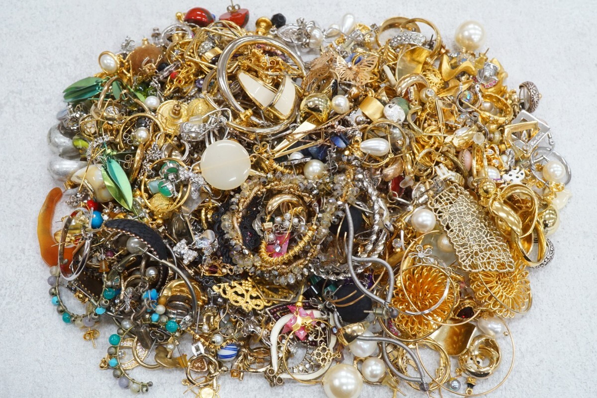 D958 海外製など ヴィンテージ ピアス 片耳 ジャンク含む 1056g アクセサリー アンティーク 大量 まとめて おまとめ まとめ売り拍卖