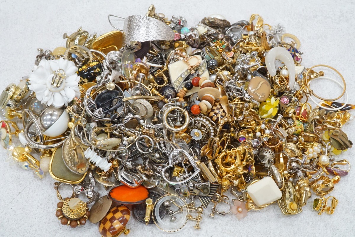 D953 大量 海外製など ジャンク品 ヴィンテージ イヤリング 片耳 約1.0kg 1020g アクセサリー まとめて おまとめ まとめ売り セット拍卖