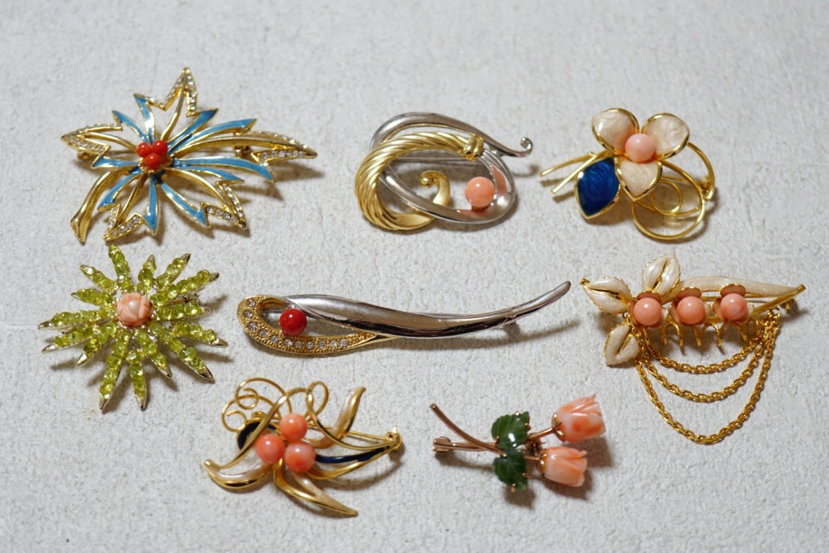 B2197 本珊瑚 赤珊瑚 ゴールドカラー ブローチ 8点セット アクセサリー ヴィンテージ 大量 まとめて おまとめ まとめ売り コーラル サンゴ拍卖