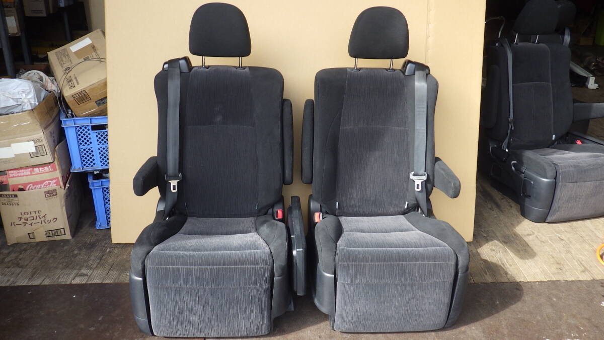 トヨタ アルファード ANH20W ヴェルファイア 2列目シート セカンドシート へたり無し 左右セット 黒系 破れ無 管M1030-1拍卖