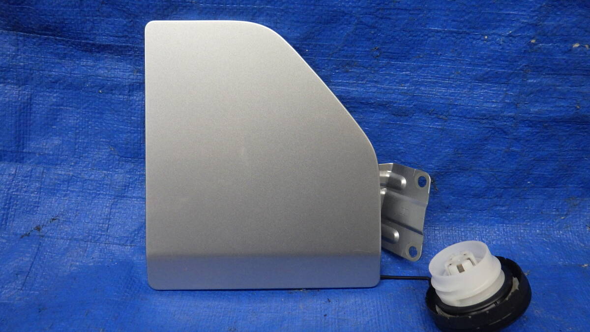 R5年式 ハイゼットカーゴ 3BD-S700V フューエルリッド 給油口 カバー S28 シルバー 管A557拍卖