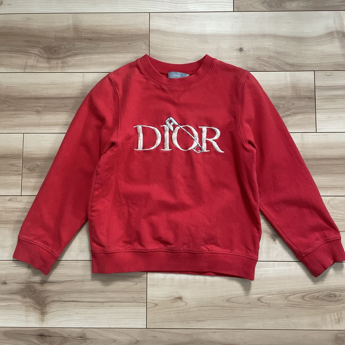 【送料無料】Dior and Judy Blame クルーネック スウェット 赤 8 128 ディオール ジュディ・ブレイム トレーナー 安全ピン拍卖
