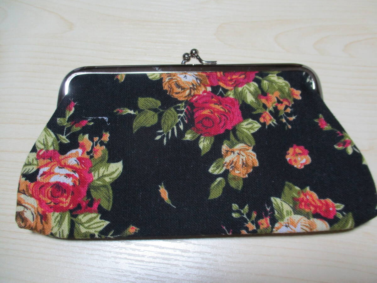 未使用 薔薇柄のがま口ポーチ 黒 口金15cm 薄型拍卖