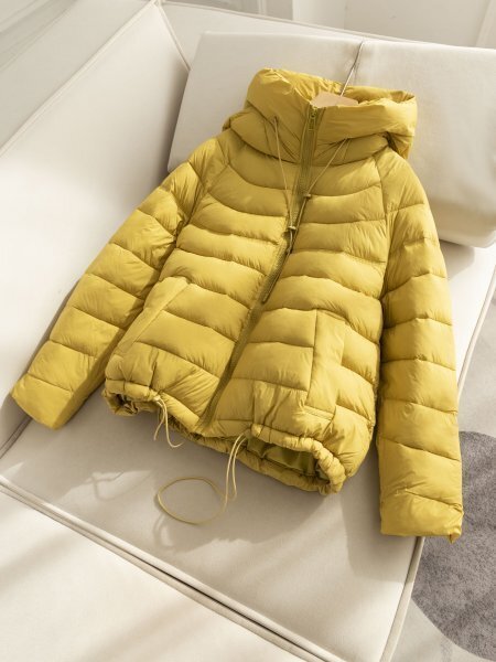 ダウンジャケット ダックダウン90% ボリューム感 ふわふわ 暖かい フード付き ハイネック アウター オシャレ 冬用 イエロー xfz23.1拍卖