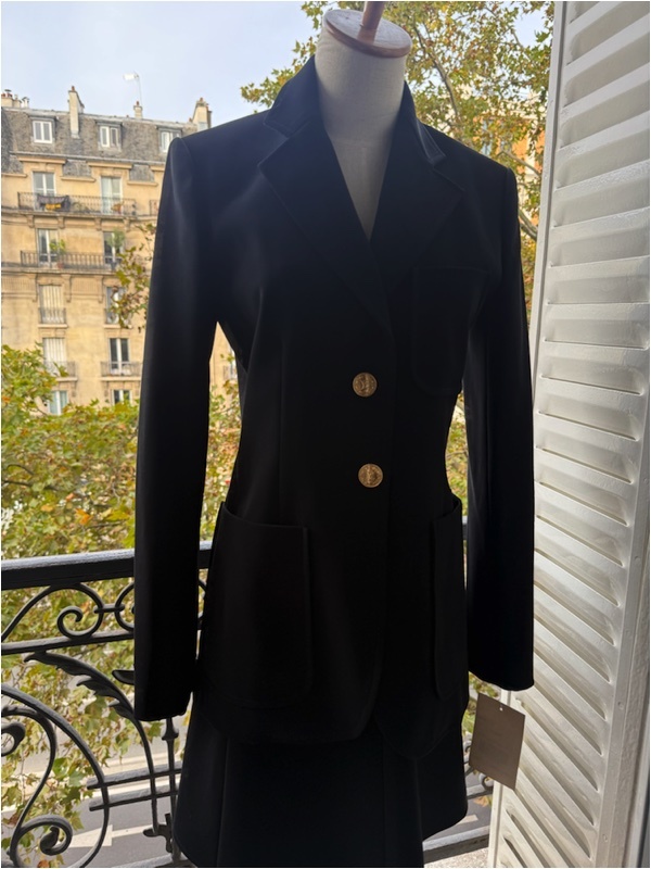 ルイヴィトンLouis Vuitton黒色 金ボタン ニット 制服ユニフォーム 2023年未使用 フランス本店のスタッフの制服だったものです 激レア 拍卖