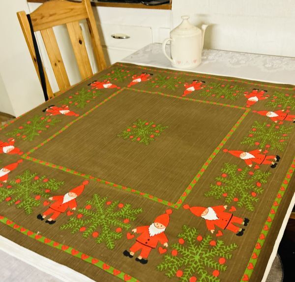 北欧クリスマス☆コットン ブラウン地 トムテとひいらぎ テーブルクロス 拍卖