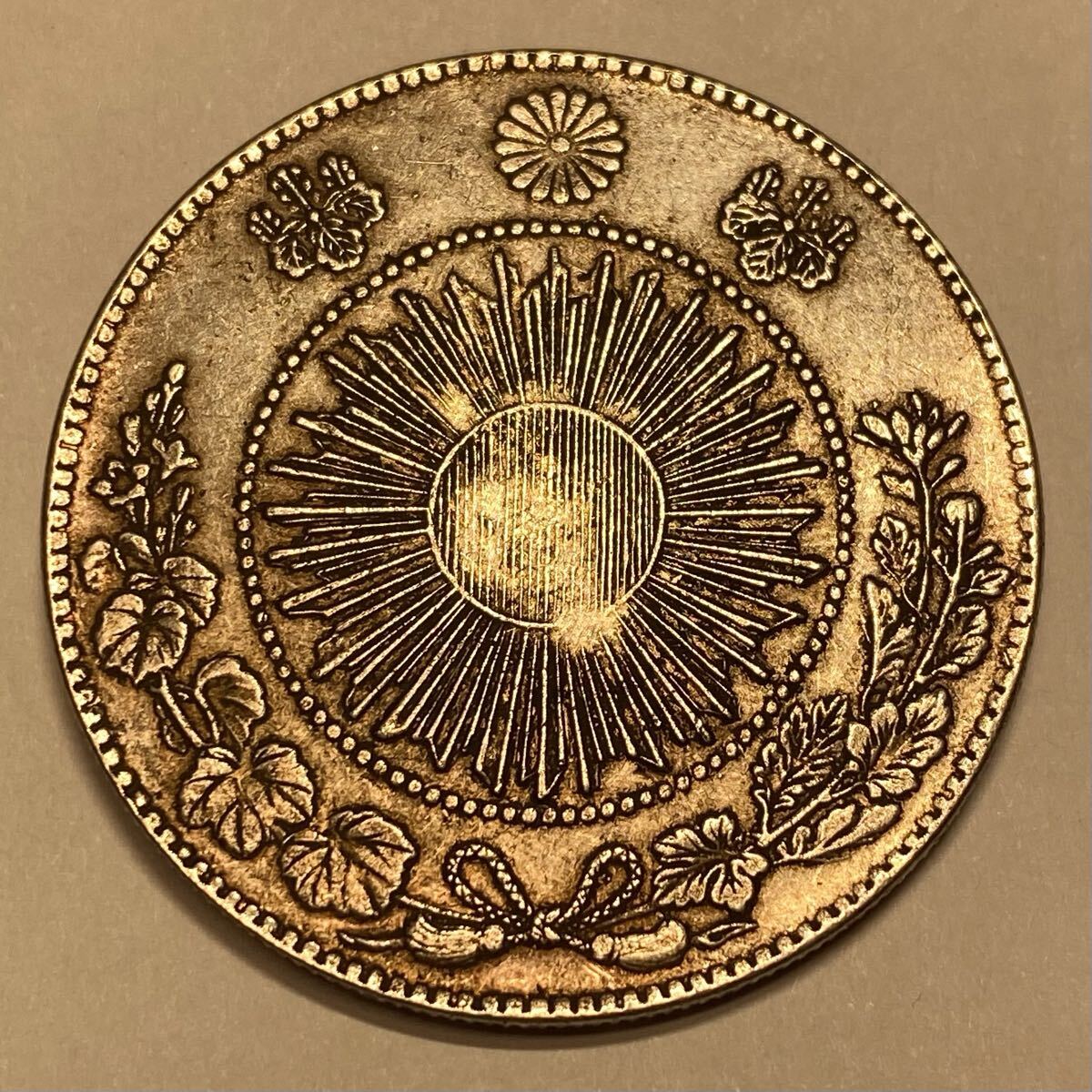 一圓銀貨 古銭 銀貨 大日本 38.6*2.6mm24.59g 明治三年 菊紋 竜 貿易銀 一円銀貨 近代硬貨 コイン 極美品拍卖