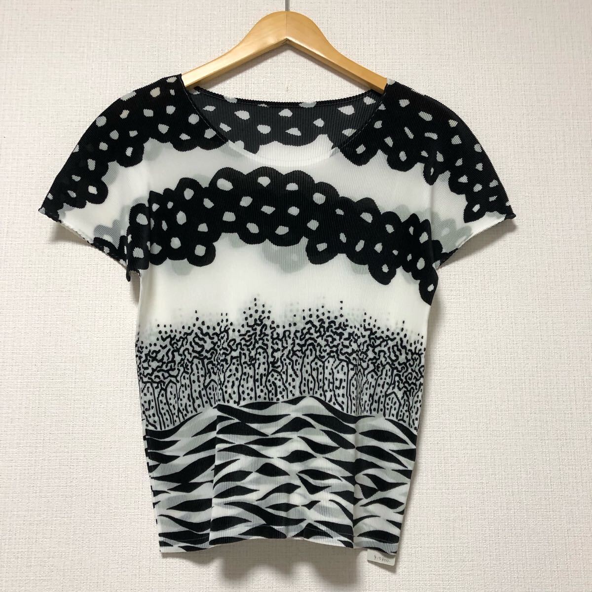 (k) PLEATS PLEASE プリーツプリーズ ISSEY MIYAKE イッセイミヤケ モノクロプリント 半袖カットソー 白黒 トップス 細プリーツ 3拍卖