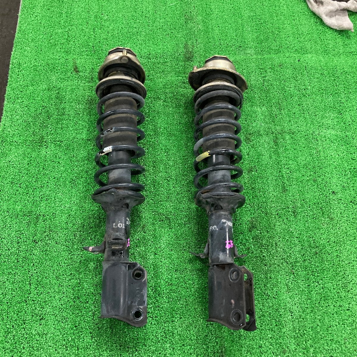 ♪♪ヴィヴィオ ビストロ KK3 フロント左右 ストラット SHOWA(W7389)♪♪拍卖