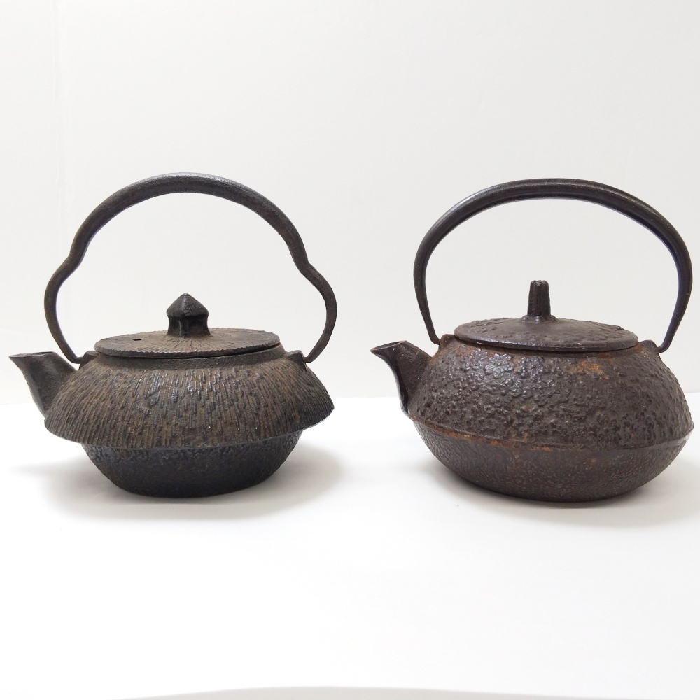 B25-2178 鉄瓶2点まとめ(銘/判読不明、撫肩(なでがた)×2)湯沸かし 茶道具 金属工芸 鉄製 錆汚れあり 中古 現状品拍卖