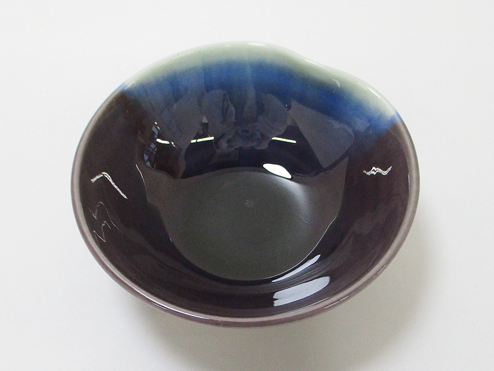 B25-2534 九谷焼 三代 徳田八十吉 ぐい呑み 酒器 和食器 紫系×青系×白系 陶芸品 伝統工芸品 共箱・陶歴付き 中古 経年保管品拍卖