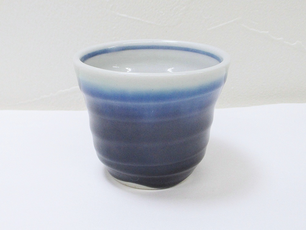 B25-2533 九谷焼 三代 徳田八十吉 ぐい呑み 酒器 和食器 青系×白色 在銘 共箱・陶歴付き 陶芸品 伝統工芸品 中古拍卖