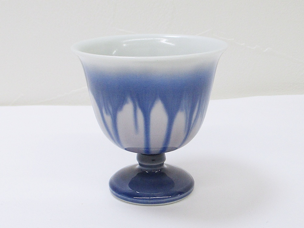 B25-2535 九谷焼 馬上杯 曲水 四代 徳田八十吉 酒器 青×白色 在銘 和食器 陶芸品 伝統工芸品 コレクション 古美術 共箱・陶歴付き拍卖