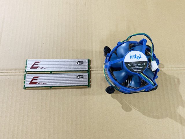 ジャンク メモリーカード 2枚 PC アクセサリー PC部品 コンピューターパーツ CPU クーラー(三)(ブ)Team Group Elite 1GB DDR3 1333MHz拍卖