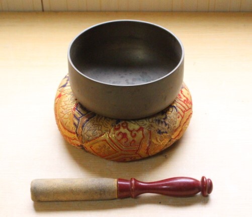 ◆B-708 仏具 おりん 座布団 仏壇 りん棒付 おりん直径12.2㎝拍卖