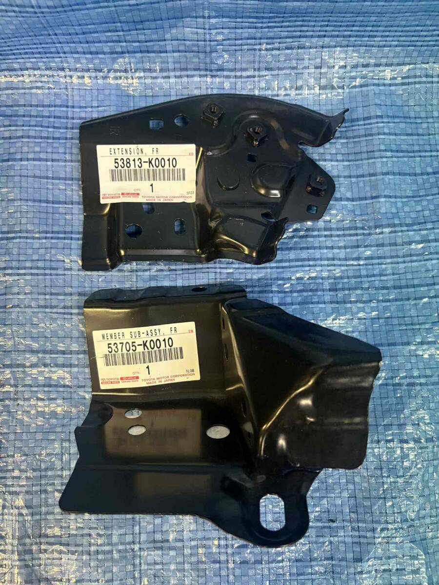 TOYOTAトヨタ純正 ヤリス フロントフェンダエプロンRH 53813-K0010 ヤリス用 メンバー 右側 53705-K0010 2点セット拍卖