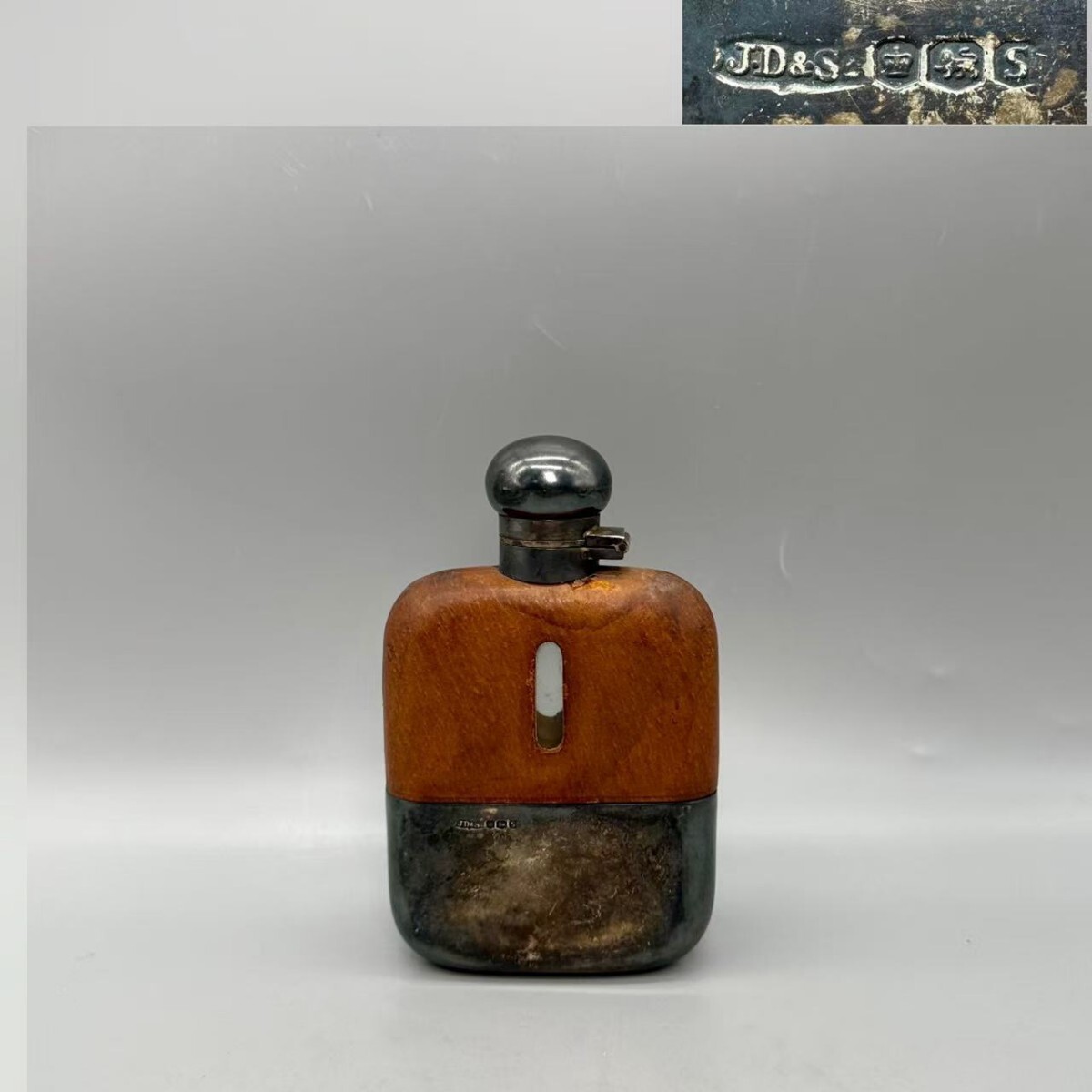 銀 刻印ライオンマーク ガラス銀巻 ウイスキー瓶ビン 高さ約13cm総重量約240g 透彫り銀被せ 革 酒器拍卖