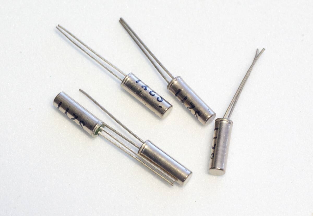 32.768KHz シリンダータイプ水晶振動子 ( 2mm x 6mm ) 5個1組 未使用品 送料85円 から拍卖