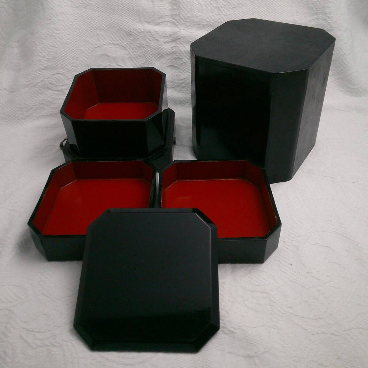 昔のお重 八角三段重 漆塗りのお重 ひび割れや欠けあり ビンテージ・レトロ拍卖