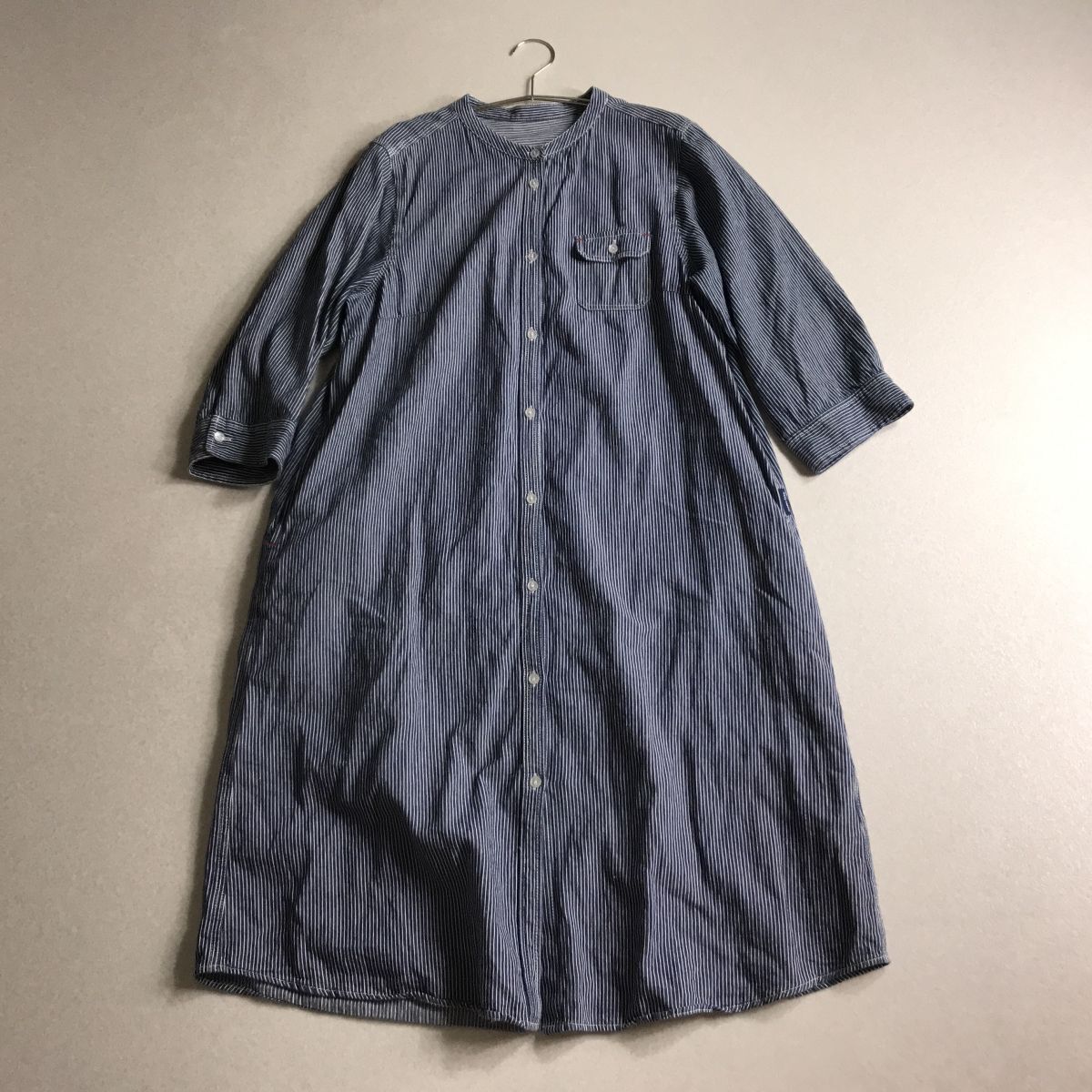 □ デニムライク バンドカラー ストライプ ワンピース 大きいサイズ 4L 横幅ゆったり 体型カバー拍卖