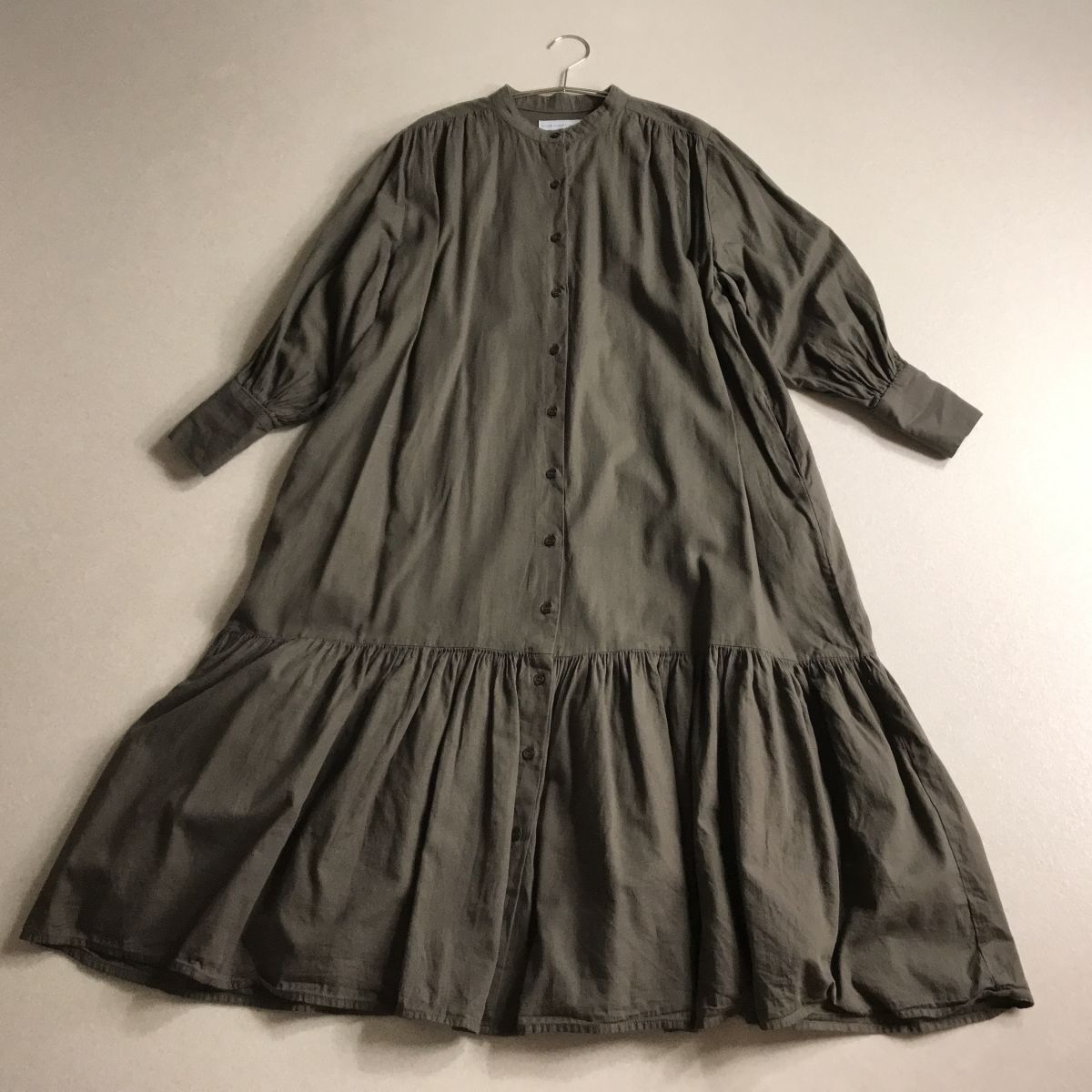 ○ season reason シーズンリーズン バンドカラー ティアード ギャザー ワンピース 横幅ゆったり 体型カバー拍卖