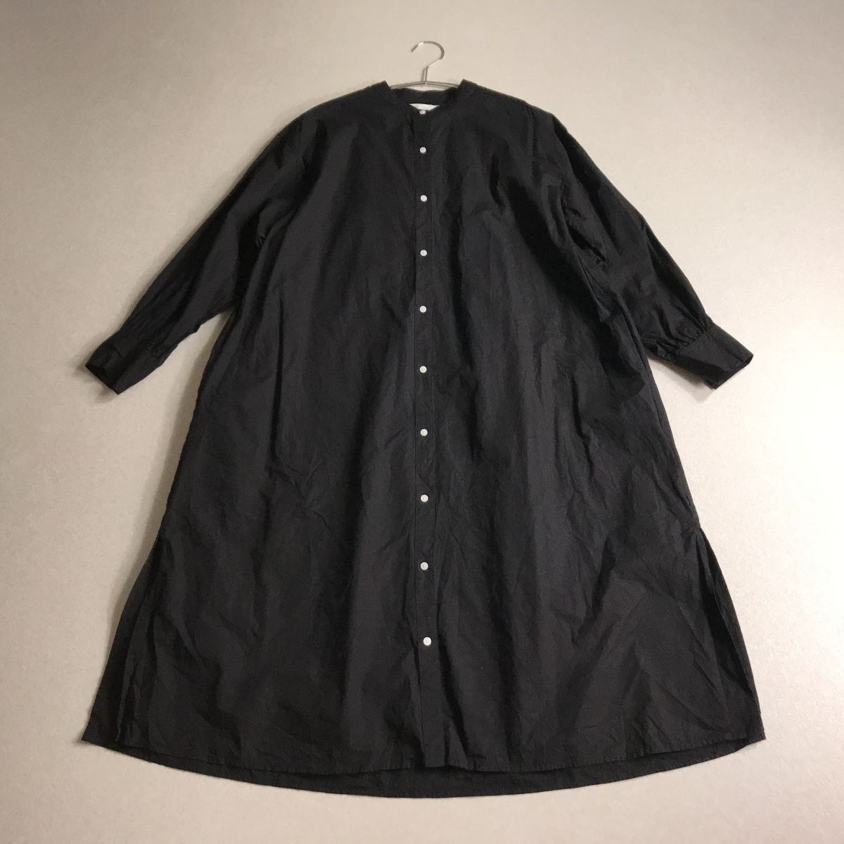 ○ le colis ルコリ バンドカラー シンプル ワンピース 横幅ゆったり 体型カバー拍卖