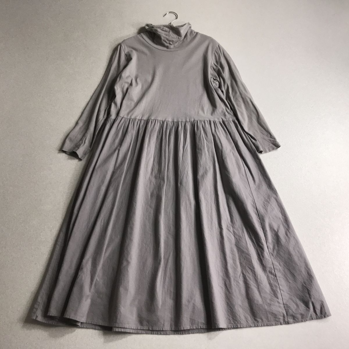 ☆ Live in comfort フェリシモ ハイネック ギャザー ワンピース拍卖