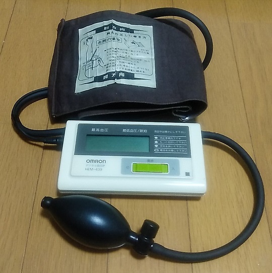 オムロン手動式 デジタル血圧計 HEM-439 上腕式 ジャンク品(使用出来ます) 昭和レトロ拍卖