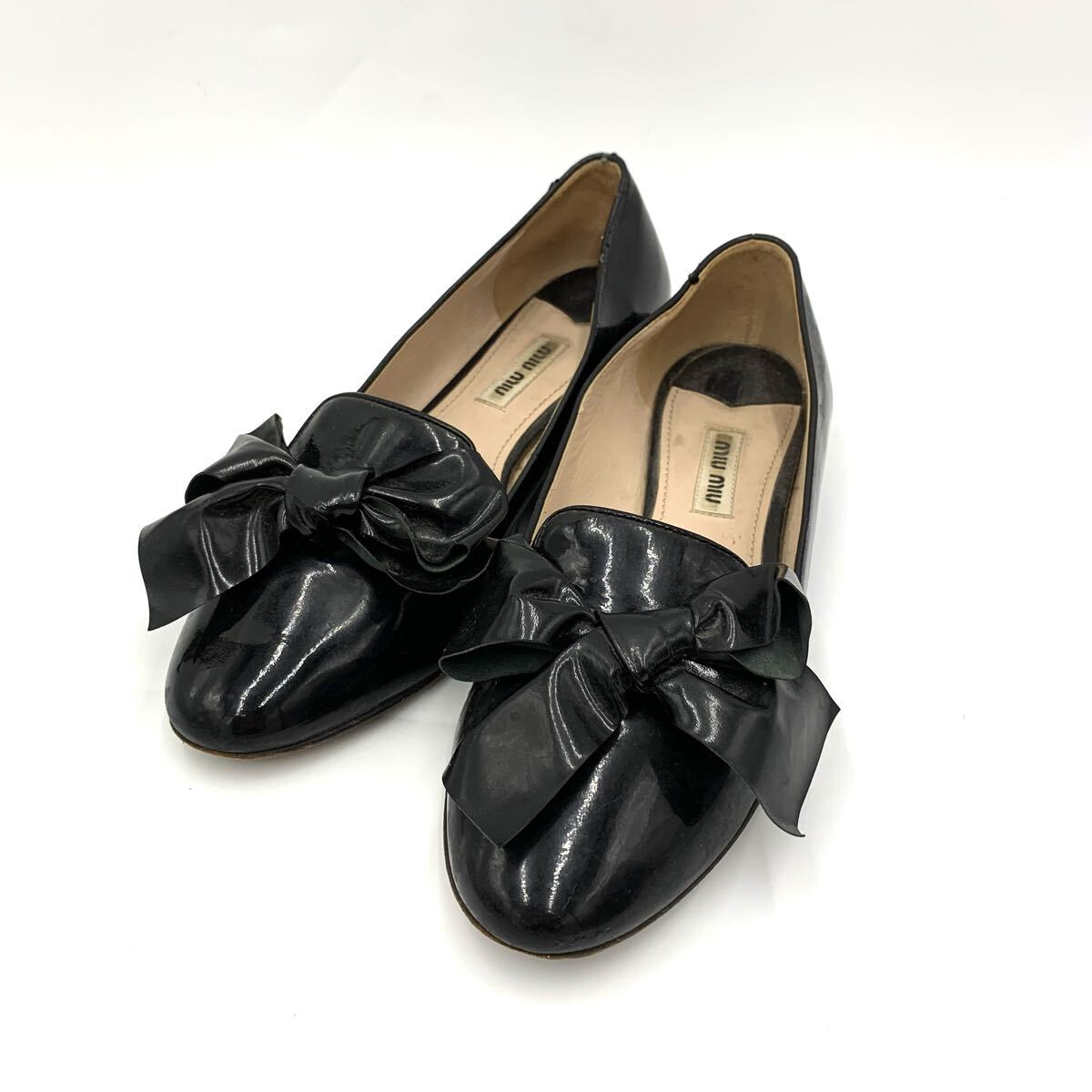 K ▼ イタリア製 '高級婦人服' MIUMIU ミュウミュウ ビジュー装飾 リボン エナメルレザー パンプス フラットシューズ 35.5 22cm程 ブラック拍卖