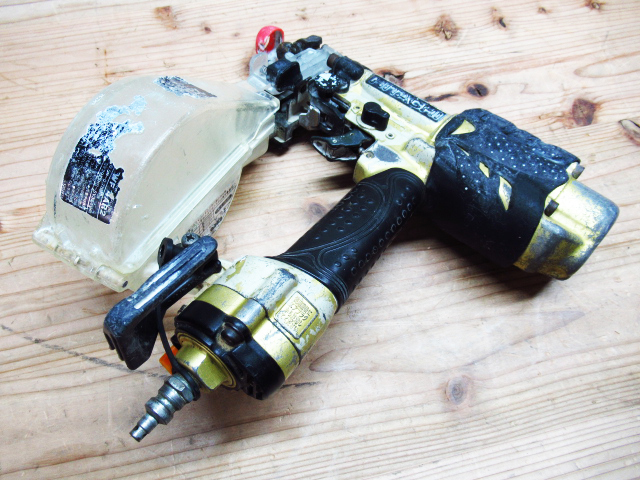 動作品 HITACHI 日立 WF4AR2? 常圧ねじ打機 釘打機 エアー工具 管理7k1114O-F08拍卖