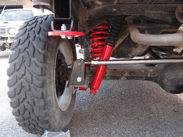 送料無料 ジムニーJB23用ラテラルロッド75mmUPマウント 黒拍卖