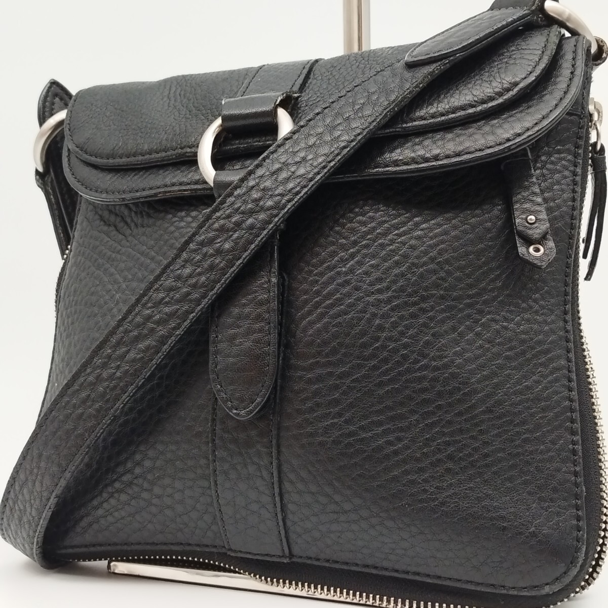 美品 コールハーン COLE HAAN ショルダーバッグ サコッシュ クロスボディ 本革 レザー ブラック 黒 斜め掛け 肩掛け メンズ 鞄 旅行 シボ革拍卖