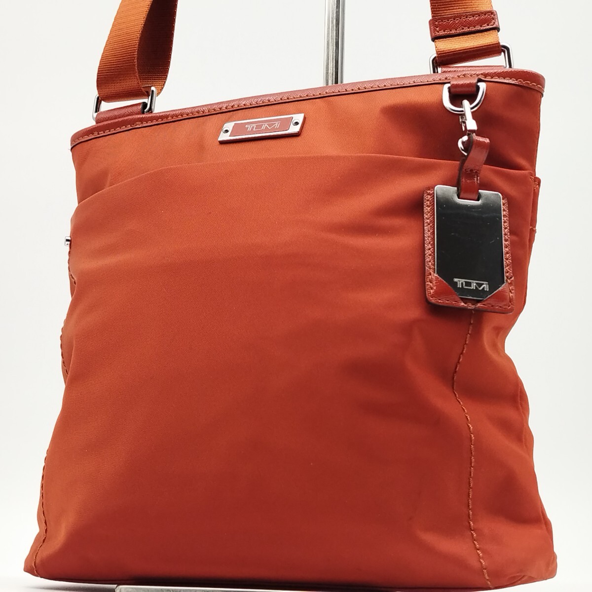 極美品! 激レア! トゥミ TUMI ショルダーバッグ サコッシュ クロスボディ 斜め掛け ナイロン レザー チャーム ロゴ プレート 鞄 多収納拍卖