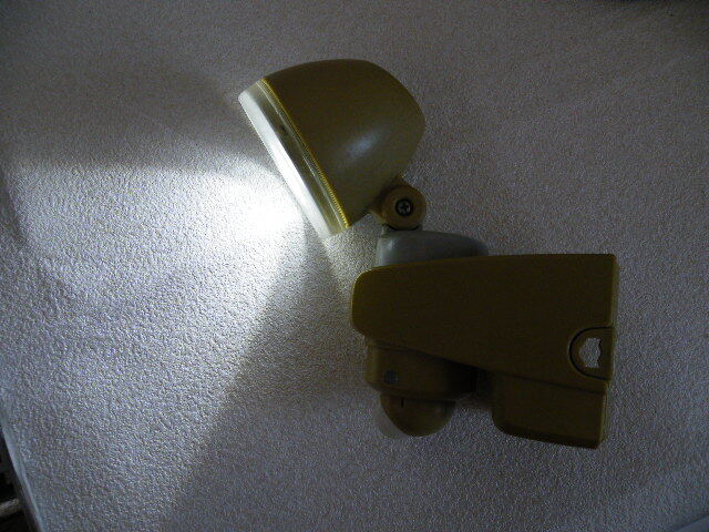 ***☆★ 現状渡し センサーライト 電池式 廊下に・クローゼットに・納屋に・少しの灯が要る場所に 作動品拍卖