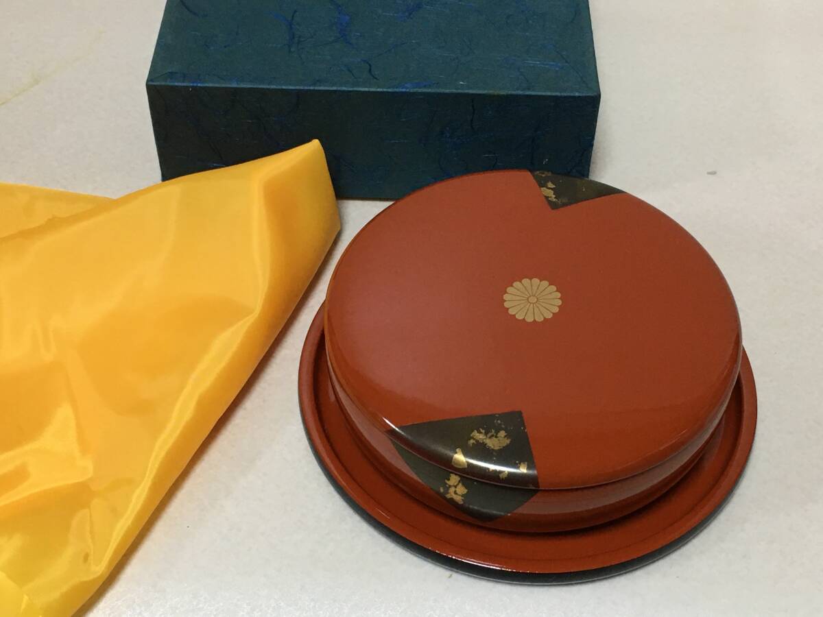E858 漆器 朱塗 金彩菊紋 菓子器 丸盆 蓋物 菓子皿 箱付き 漆塗 勲四等瑞宝章叙勲記念 //検: 皇室 御下賜品 拍卖