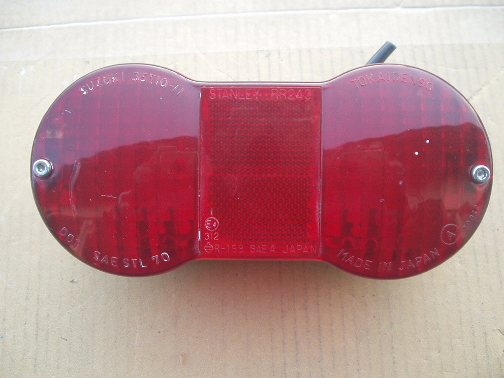 GT750 純正テールライト当時物 ボディーとレンズ SUZUKI35710-11 中古品 クラック補修有 GT380 GT550 旧車 昭和 レタパ発送拍卖