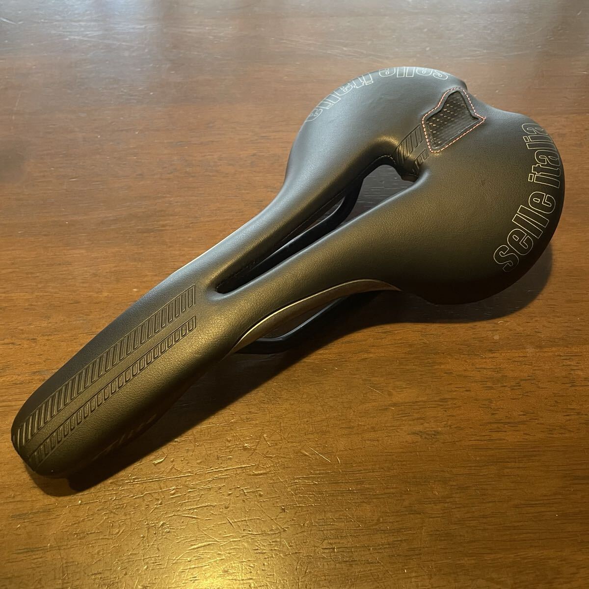 Selle Italia 軽量サドル 中央カット 快適設計 ロード/クロスバイク対応 セライタリア拍卖
