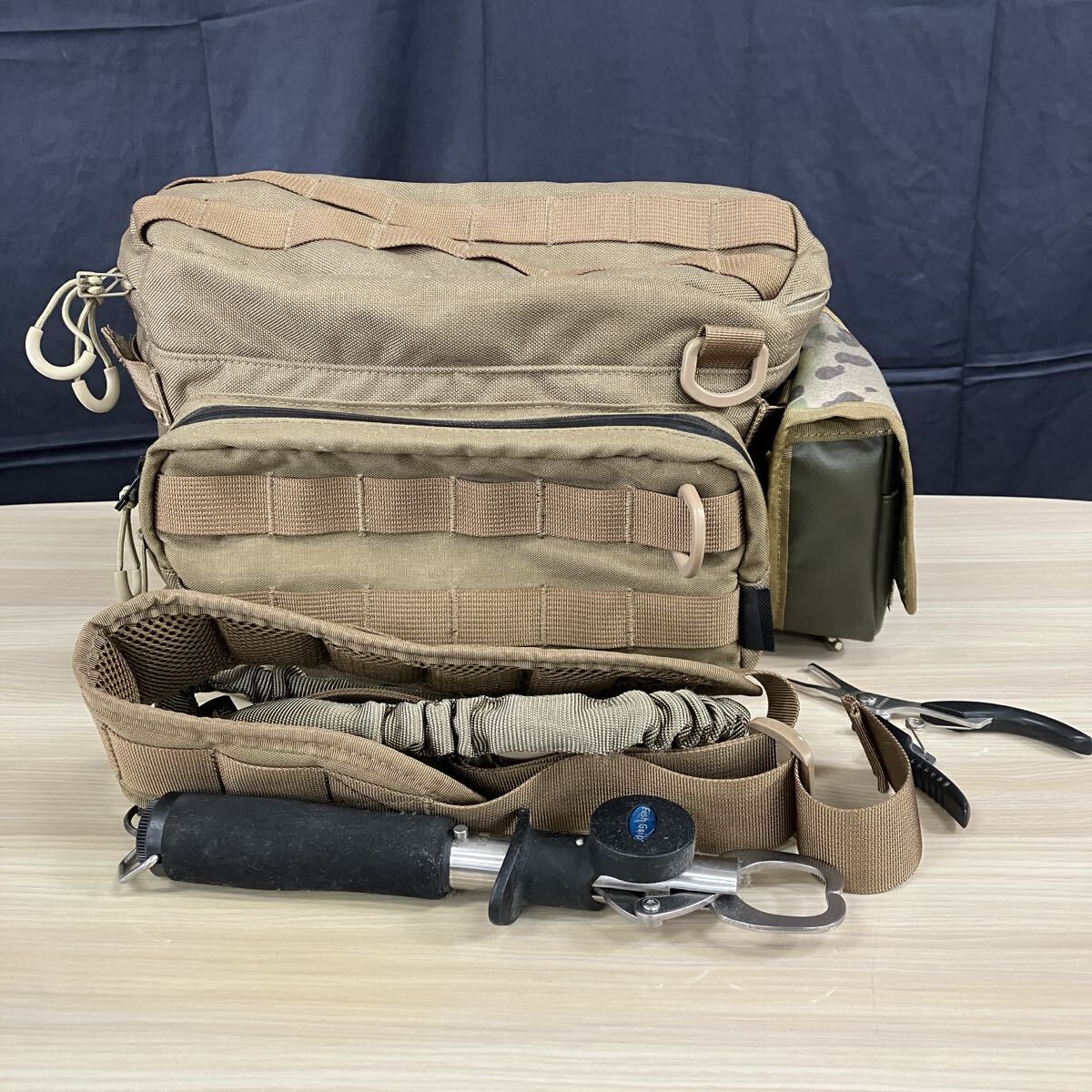 $【売り切り】LINHA リーニア フィッシング&アウトドアバッグ 2WAYウェストバッグ フィッシュグリップ /ライトプライヤー付属 釣り用品拍卖