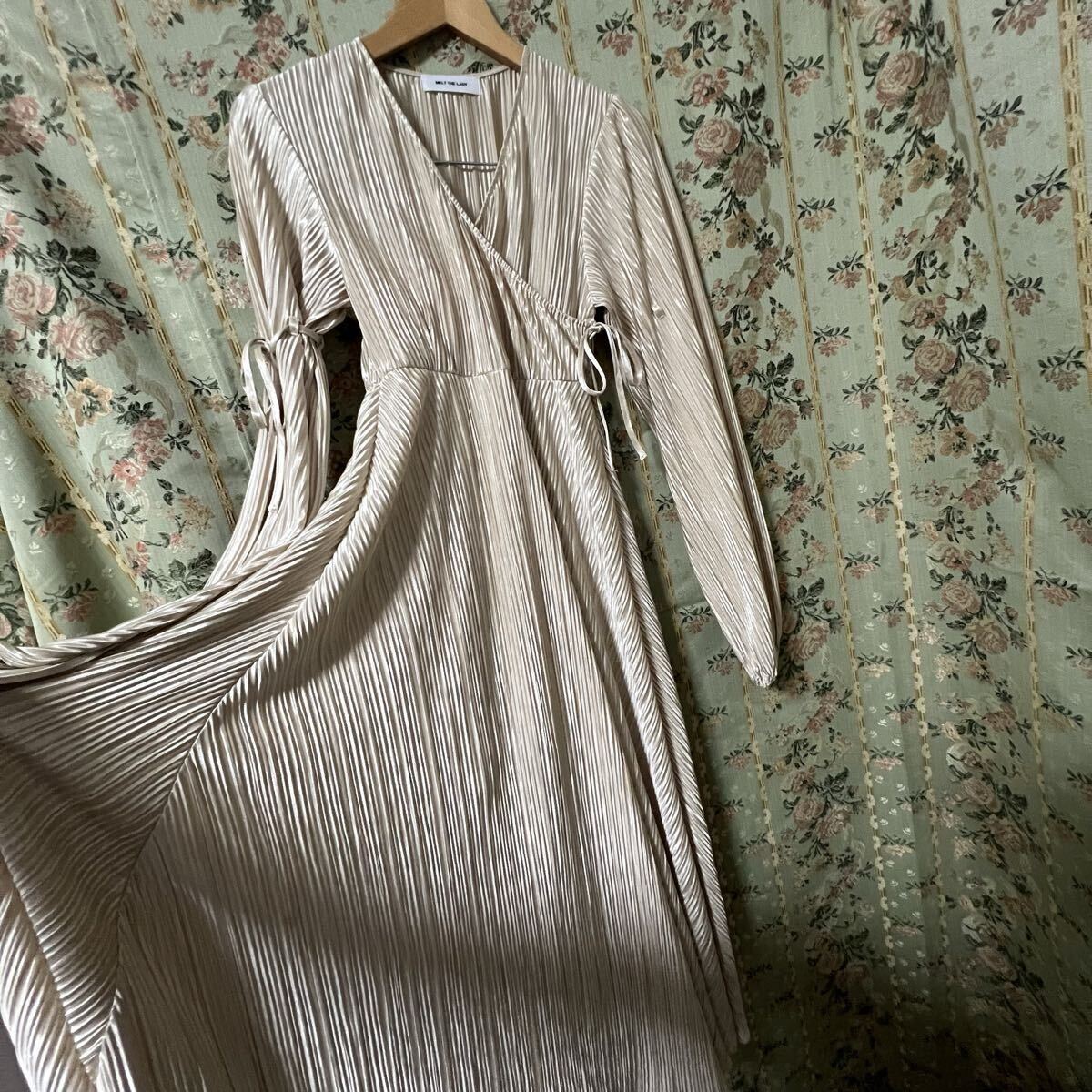 【美品】Melt the lady メルトザレディ プリーツラップワンピース ロング丈 長袖 リボン ベージュ系 フリーサイズ拍卖