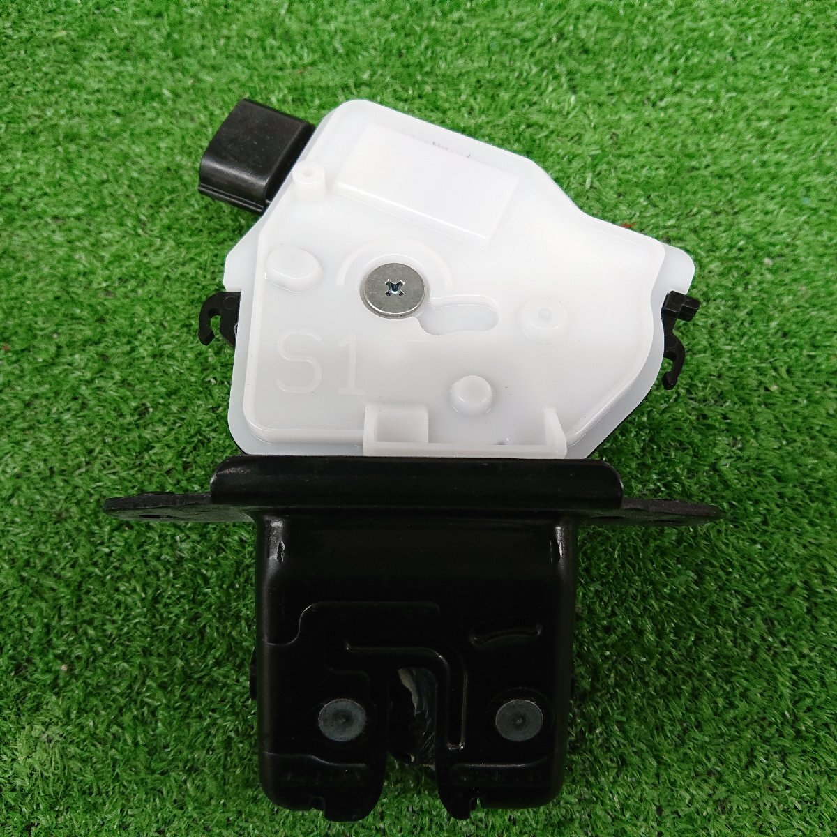 ★ジャンク品★バックドアロック トヨタ 純正 50プリウス 69350-47050【他商品と同梱歓迎】拍卖