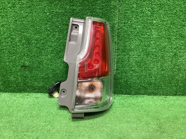 ソリオ DBA-MA26S 右テールランプ G ZRZ 35650-81P01拍卖