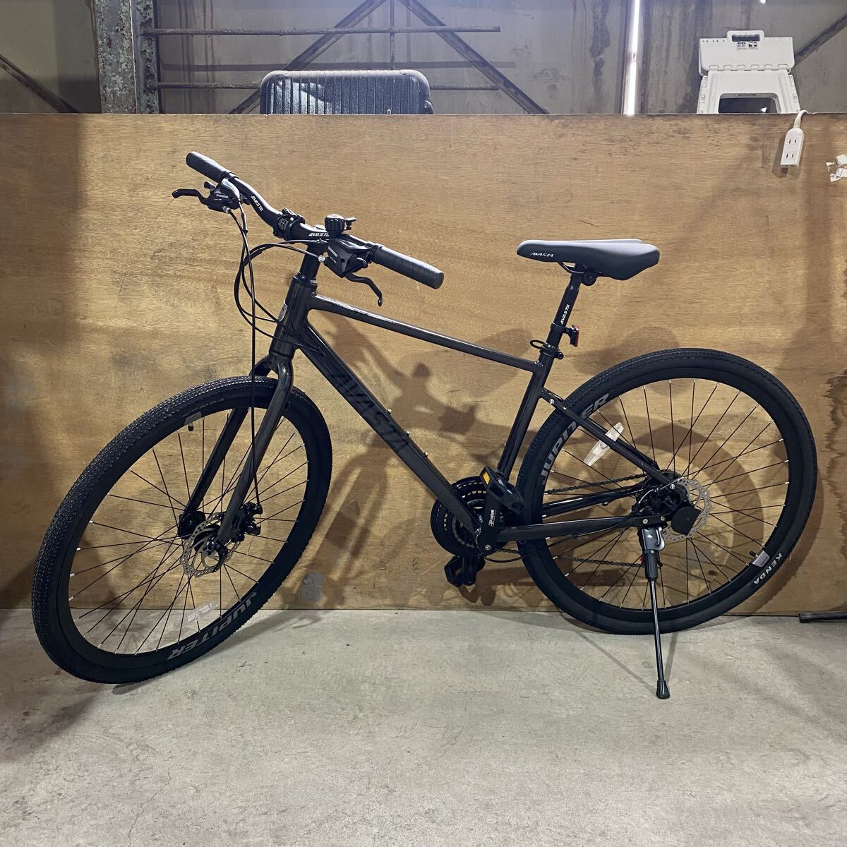 ♪【売り切り】AVASTA クロスバイク 街乗りスポーツ自転車 SHIMANO 7SPEED 前後輪ディスクブレーキ 家財便Eランク《直接引取歓迎》拍卖