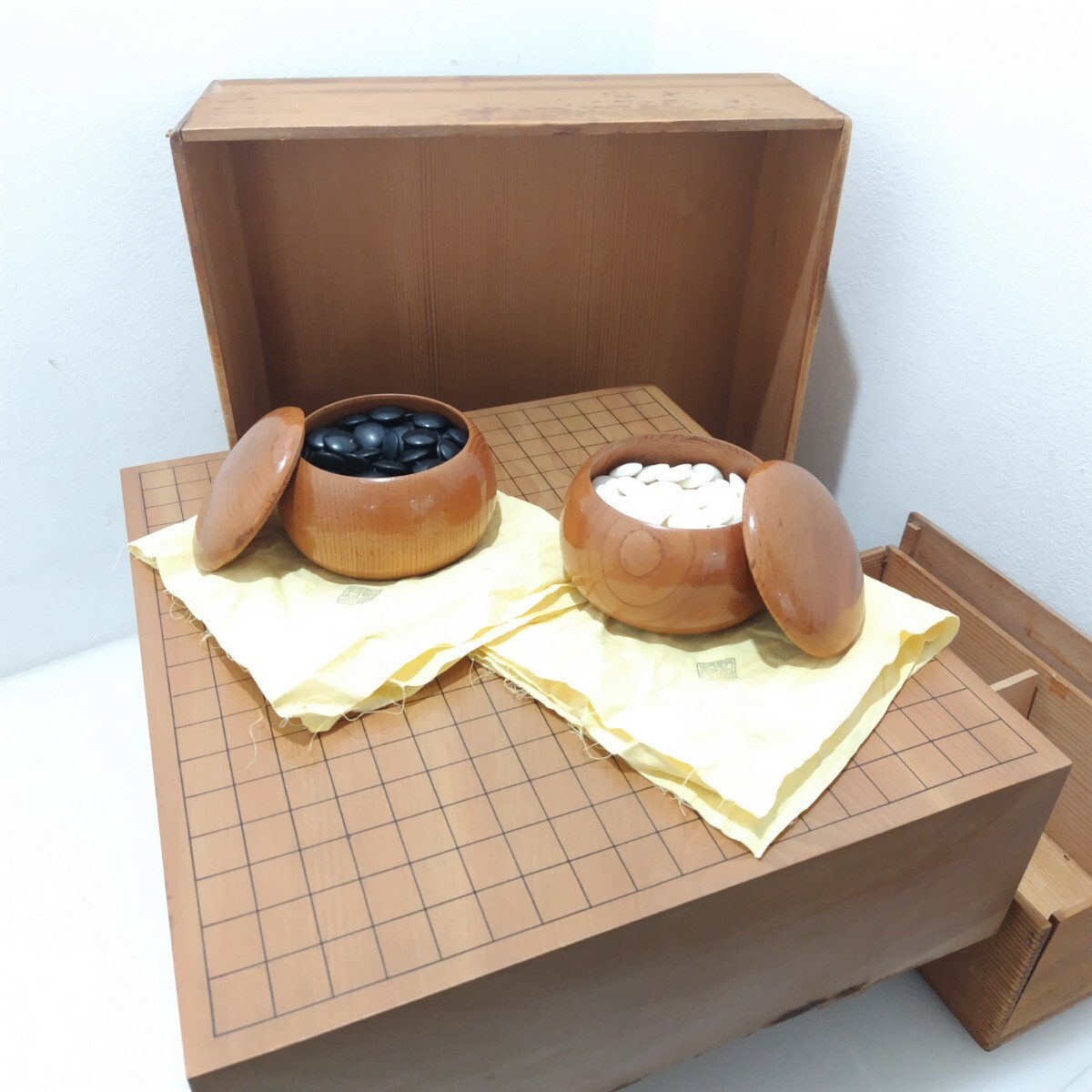 D(1120i4) 囲碁セット 碁盤 碁石 脚付 へそあり 木製 木箱 囲碁 ボードゲーム 白約177個 黒約179個 ●長期保管品拍卖