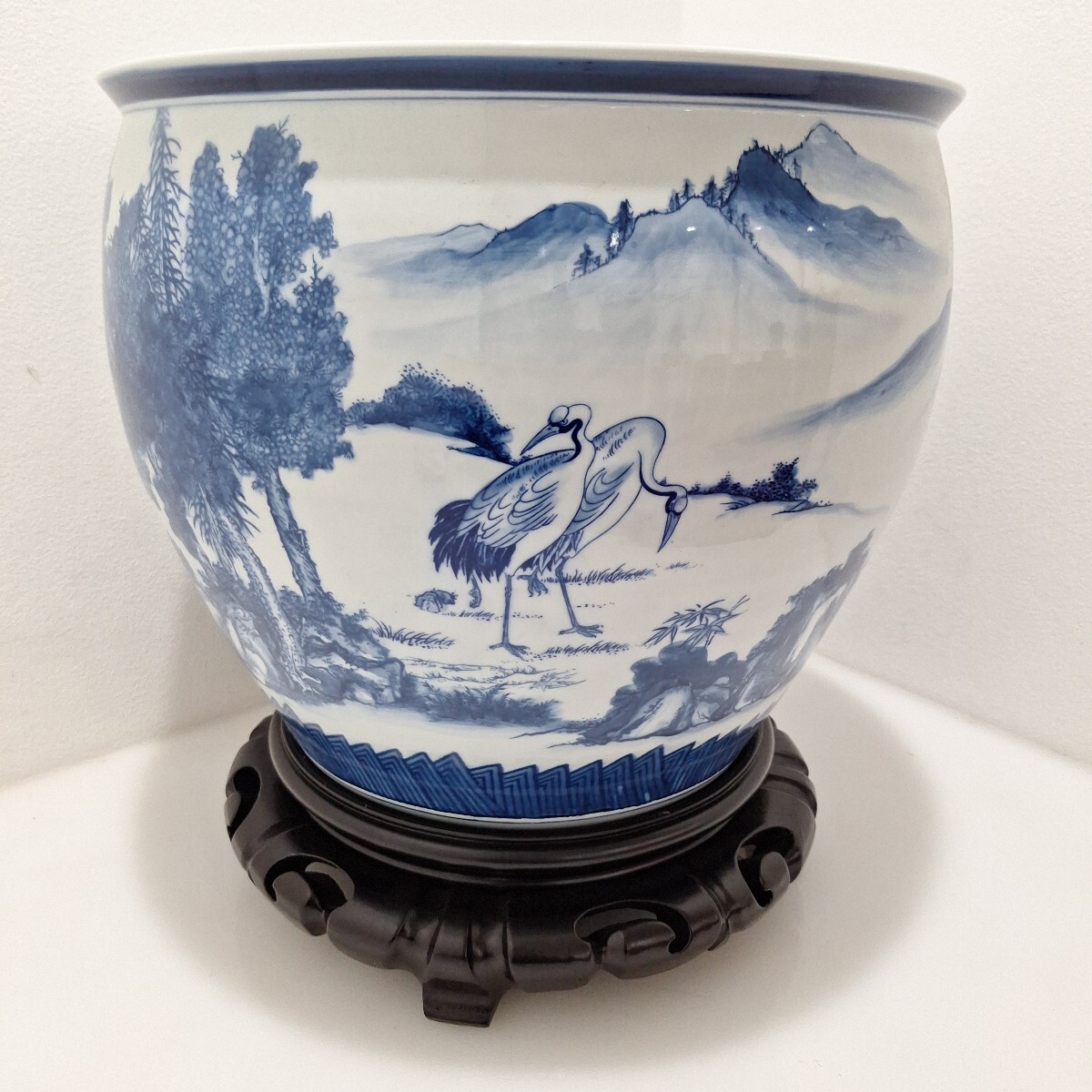 D(0715c1)★愛知県一宮市引取限定★ 陶器 置物 台座付き 火鉢 鉢 植木鉢 金魚鉢 睡蓮鉢 メダカ鉢 直径41cm 重さ11.5kg 山 鶴 染付拍卖