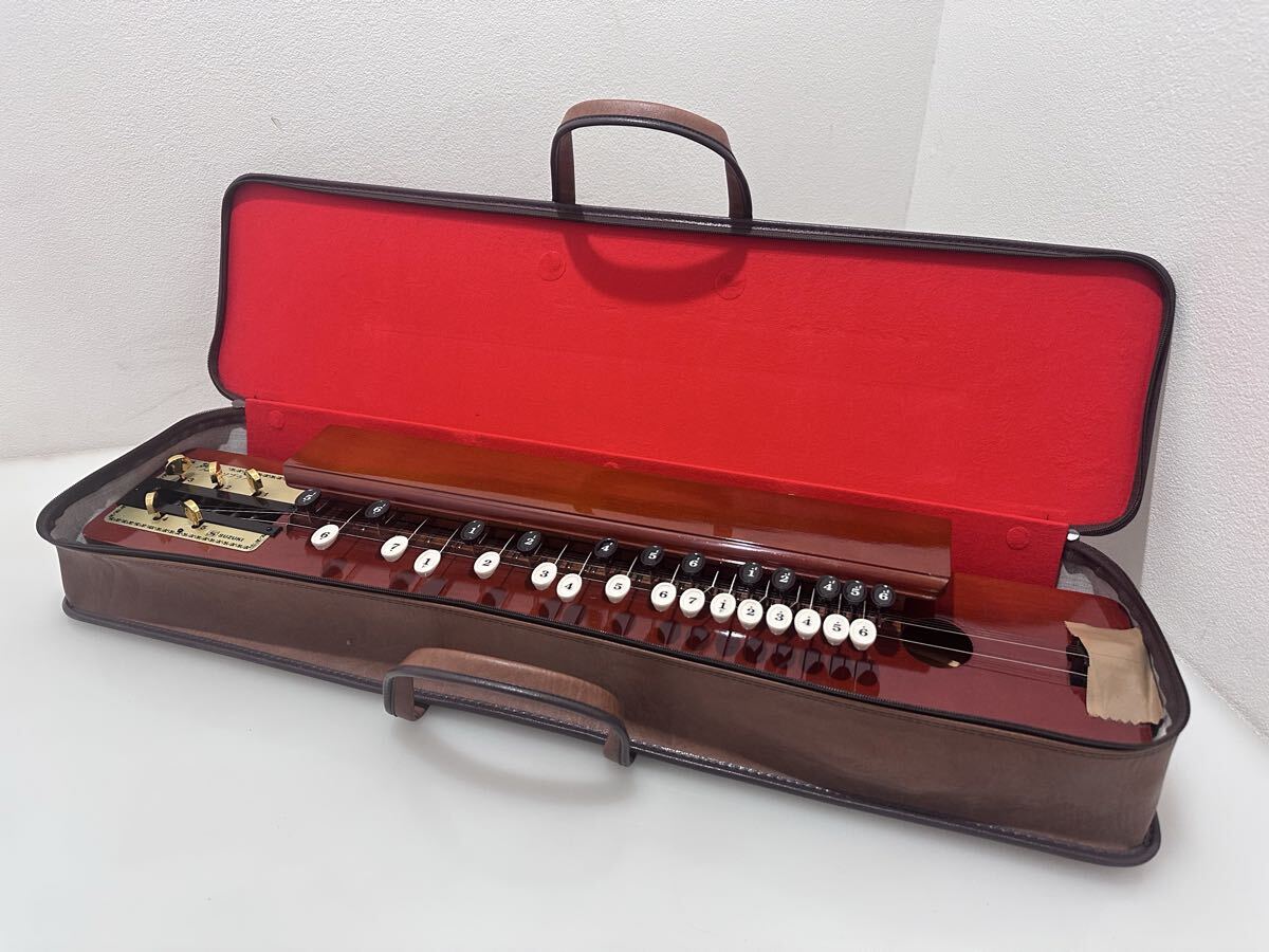 D(1105t6) SUZUKI 大正琴 砂丘 ソプラノ 和楽器 弦楽器 楽器 レトロ 木製 専用ケースつき 鈴木楽器製作所 ※動作未確認拍卖