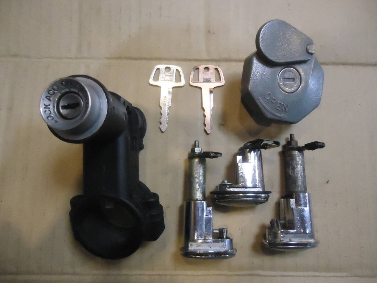 三菱ジープ J37 J38【イグニッションキー 中古品】【 燃料キャンプ中古品】【ドアキーシリンダー3個中古品】拍卖