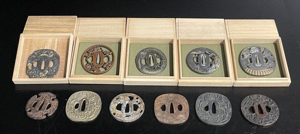 【8AP3440】時代物 鍔 つば 11点まとめ 木瓜形 丸形 四方形 金彩 花紋 など 刀装具 武具 日本刀 刀剣 古美術品 骨董 アンティーク 現状品拍卖