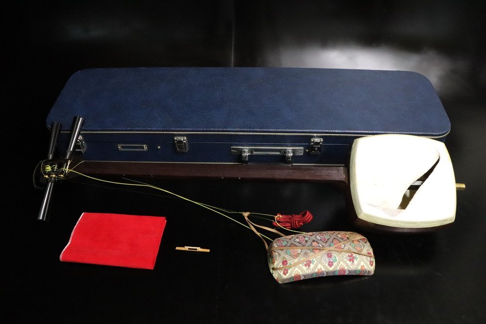 【江】名品 三味線 中棹2.7㎝ 金ほぞ 東さわり 丸胴 全長約101㎝ 胴幅22㎝ ハードケース付 古美術品(紅木紫檀トチ目和楽器)X1949 OTyiyi拍卖